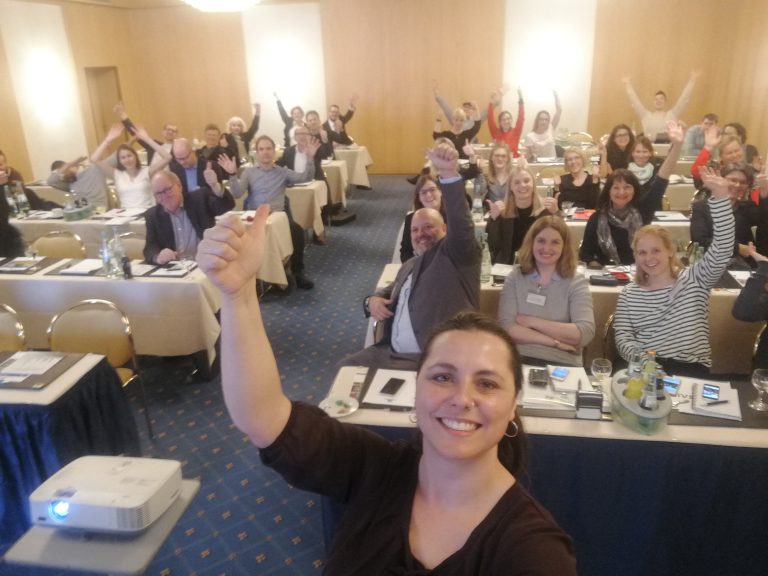 Rebecca Hümmer im Vordergrund, dahinter 65 Menschen beim Würzburg macht Spaß Workshop Social Media