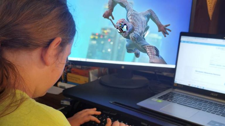 Das Kind benutzt Chat GPT